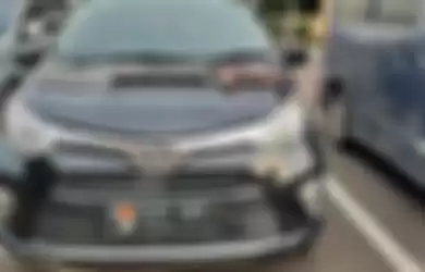 Toyota Cayla milik pengemudi pemukul sopir mobil ambulans, terparkir di halaman Mapolres Metro Jakarta Selatan. 
