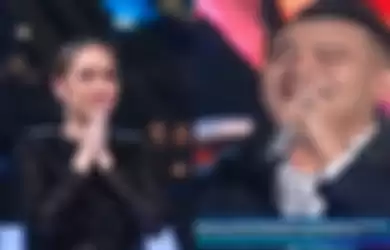 BCL dalam balutan gaun hitam memberikan standing applause setelah melihat penampilan Judika di atas panggung Indonesian Idol