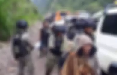 Warga yang diisolasi oleh kelompok kriminal bersenjata dievakuasi dari Kampung Kimberly, Kampung Banti, menuju Tembagapura, dengan pengawalan ketat personel TNI dan Polri pada Jumat (17/11/2017) sekitar pukul 11.00 WIT.'  