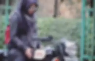 Cewek berhijab kendarai motor (ilustrasi).