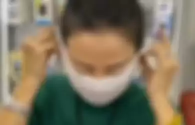 Video penggunaan tisu basah sebagai alternatif masker.