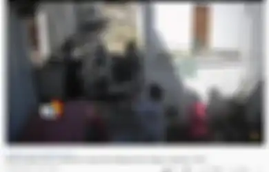 Suaminya Tiba-tiba Dikeroyok Orang Tak Dikenal, Istri Ini Tembaki Para Pelaku di Depan Rumah Mereka