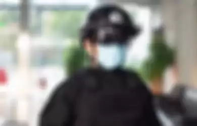 Petugas polisi kenakan helm yang bisa mendeteksi demam