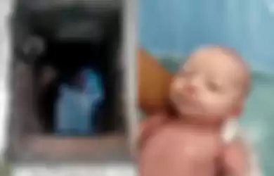 Bayi dibuang ke gorong-gorong rupanya masih hidup, saat dimandikan tersenyum