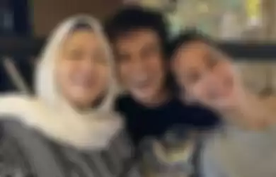 Turun ke Liang Lahat, Baim Wong Lantunkan Adzan Terakhir Kalinya untuk Jenazah sang Ibunda Tercinta: Mama Sudah Tenang... 