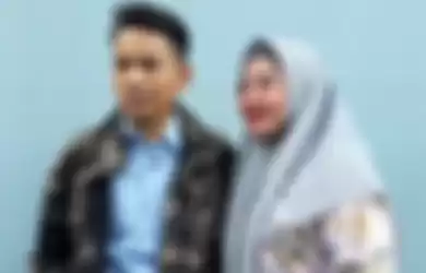 Penyanyi Januarisman Runtuwene alias Aris Idol bersama istri, ditemui di Gedung Trans TV, Jalan Kapten Tendean, Mampang Prapatan, Jakarta Selatan, Senin (27/8/2018). 