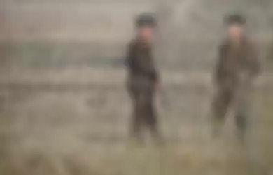 Dua tentara Korea Utara berjaga di perbatasan Yalu River