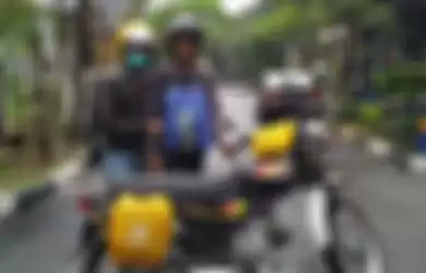 Honeymoon touring berkeliling Jawa dan Bali menaiki sepeda motor. 