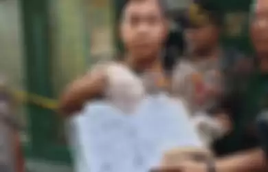 Wakapolres Metro Jakarta Pusat AKBP Susatyo Purnomo memperlihatkan buku catatan milik remaja 15 tahun yang bunuh bocoh 6 tajun di Sawah Besar, Jakarta Pusat, Jumat (6/3/2020).