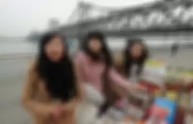 Turis China di jembatan Yalu River bagian Korea Utara, sekarang mereka tak bisa lagi berkunjung ke sana