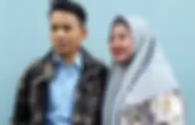 Penyanyi Januarisman Runtuwene alias Aris Idol bersama istri, ditemui di Gedung Trans TV, Jalan Kapten Tendean, Mampang Prapatan, Jakarta Selatan, Senin (27/8/2018)