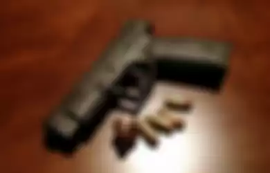 Kepala sekolah acungkan pistol ke kepalanya pistol ke kepalanya di hadapan para siswa sambil minta maaf karena kepergok tiduri seorang muridnya.