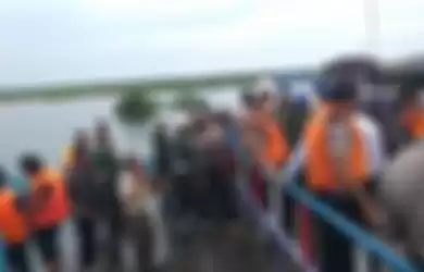 Proses evakuasi anggota Paspampres setelah insiden perahu terbalik di Sungai Sebangau, Palangkaraya, Kalimantan Tengah.