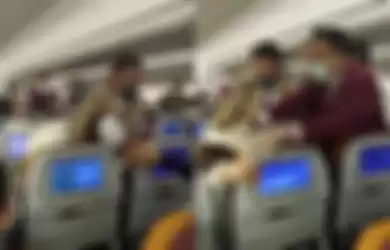 Seorang wanita Tiongkok memberontak ingin keluar dari pesawat ditengah-tengah menunggu pemeriksaan kesehatan virus corona hingga nekat batuk secara sengaja pada awak kabin pesawat