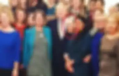 Nadine Dorries sempat berfoto bersama PM Boris Johnson dan aktivis perempuan saat peringati hari perempuan internasional sebelum dinyatakan positif corona