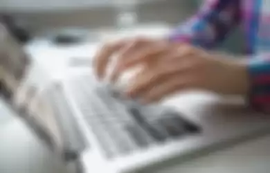Ilustrasi seseorang yang menggunakan laptop dan keyboard