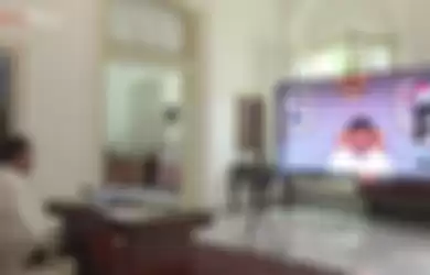 Presiden Jokowi rapat kabinet melalui video call bersama para menteri.