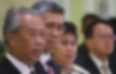 Perdana Menteri Malaysia, Muhyiddin Yassin (kiri), berbicara dalam konferensi pers setelah pertemuan dengan Economic Action Council (EAC), di Kantor Perdana Menteri, Putrajaya, Malaysia, Senin (16/3/2020).