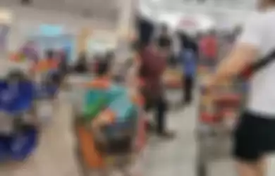 Masyarakat malaysia  beramai-ramai belanja di supermarket jelang Malaysia lockdown