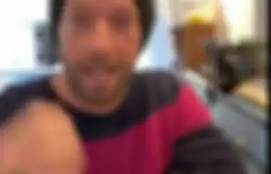 Chris Martin hibur penggemarnya di live instagram miliknya