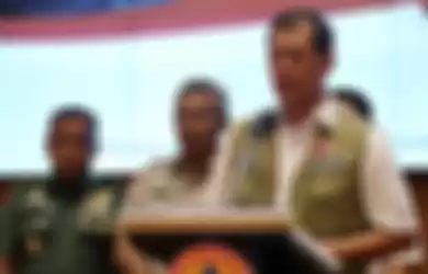  Kepala Badan Nasional Penanggulangan Bencana (BNPB) Doni Monardo sekaligus Ketua Gugus Tugas Percepatan Penanganan Covid-19 saat memberikan paparan terkait perkembangan penanganganan Covid-19 di Kantor BNPB, Jakarta, Senin (16/3). 