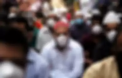 Umat Muslim mengenakan masker setelah wabah koronavirus, saat mereka sholat di jalan Manama, Bahrain, 28 Februari 2020.