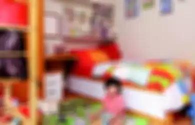 Ilustrasi-Anak di kamarnya dengan pilihan furnitur dan warna yang sesuai.