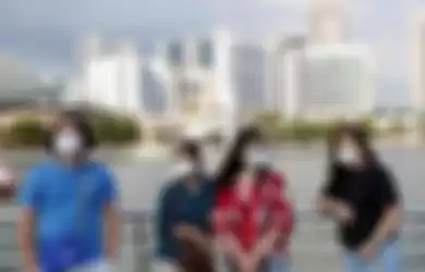 WIsatawan mengenakan masker saat berkunjung ke Singapura