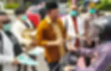 Bupati Banyumas Achmad Husein membagikan handsanitizer yang diproduksi anggota Ikatan Apoteker Indonesia (IAI) Banyumas kepada pengguna jalan di Purwokerto, Kabupaten Banyumas, Jawa Tengah, Kamis (19/3/2020).