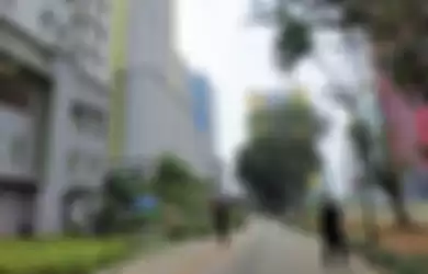 Beberapa petugas Brimob sedang berjalan di kawasan Wisma Atlet Kemayoran. (24/6/2019)