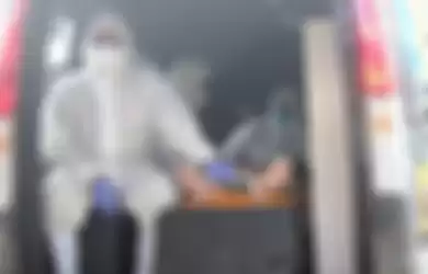 Sejumlah petugas medis berpakaian khusu, tengah mengevakuasi seorang warga Cianjur yang terpapar virus Corona ke Posko Siaga Polres Cianjur, Minggu (15/3/2020). Momen tersebut merupakan bagian dari giat simulasi penanganan pasien suspect virus corona yang digagas jajaran Polres Cianjur.