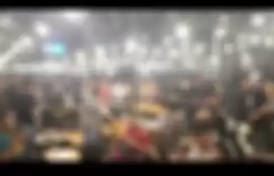 Potongan video viral pembubaran kafe tempat nongkrong para pemuda di Surabaya. 