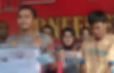 Kapolres Tuban, AKBP Ruruh Wicaksono menunjukkan AEM, pemuda 28 tahun asal Karanganyar yang menjual istrinya untuk layanan prostitusi threesome