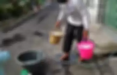 Warga Perum Graha Kencana RT.03 Purbayan, Baki, Sukoharjo, sedang melakukan gotong royong melakukan penyemprotan disinfektan secara mandiri.