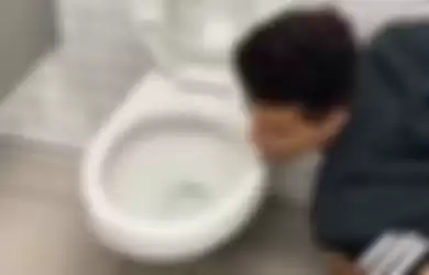 Larz mengunggah video rekamannya menjilati kursi duduk toilet.
