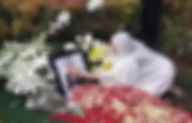 Bunga Citra Lestari mengusaf foto almarhum suaminya Ashraf Sinclair yang dimakamkan di San Diego Hills Memorial Park, Karawang, Selasa (18/2/2020). (Tribunnews.com/Dany Permana)