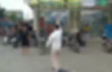 Vira Video Seorang Pria ancam polisi dengan pisau saat hendak diamankan di Tangerang, Selasa 24 Maret 2020