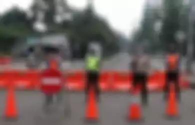 Virus corona, polisi tutup sementara beberapa ruas jalan utama di Kota Bandung (29/3/2020).