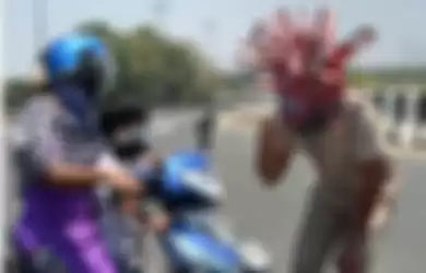 Polisi India sosialiasi kepada warga mengenakan helm menyerupai virus corona
