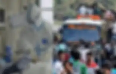 Miris, Dokter ini Sampai Pakai Helm Motor Saat Tangani Pasien Corona Karena Kekurangan APD Sementara Ribuan Pengemudi Ambulans Mogok