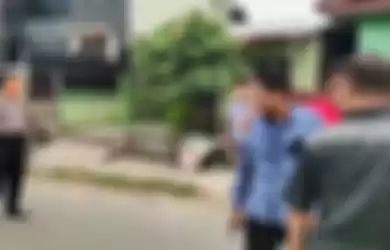 Anggota DPRD Medan dari Fraksi PAN, Edi Saputra mengamuk saat dilarang polisi menyalatkan jenazah PDP Corona