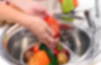 Mencuci buah dan sayuran cukup dengan air mengalir.