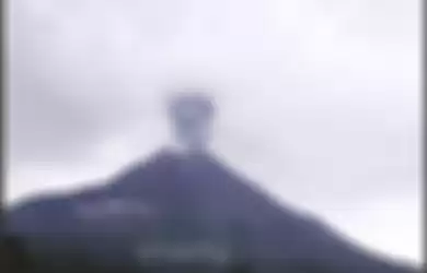 Gunung Merapi kembali mengeluarkan erupsi.