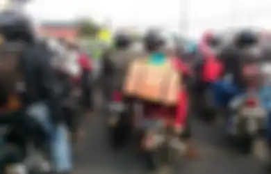 Saat Motor Berhenti, Kaki Kiri atau Kaki Kanan Dulu yang Turun? Ini Jawaban yang Benar