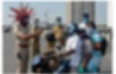 Agar Warga Tak Keluyuran Selama Lockdown, Polisi Ini Pakai Helm Virus Corona Saat Beri Peringatan Warga