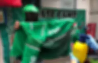 Upaya penyemprotan disinfektan bagi para mitra driver GrabBike yang bertugas menjadi armada khusus tersebut. 