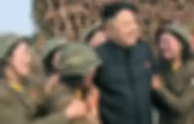 Pemimpin Korea Utara, Kim Jong Un dikelilingi para militer wanita.
