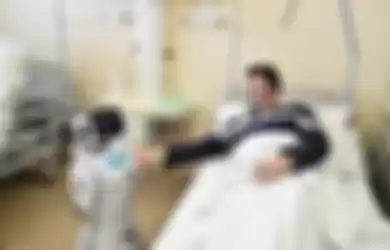 Sebuah robot membantu tim medis merawat pasien virus corona di Rumah Sakit Circolo, Varese, Italia. Foto diambil pada 1 April 2020.