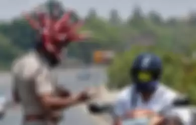 Polisi pakai helm virus corona di India