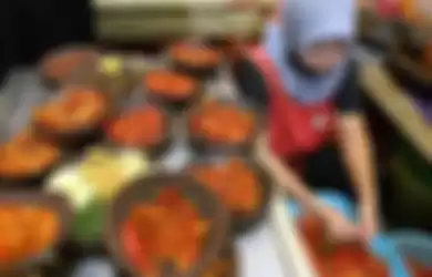 Juru masak sedang menyiapkan sambal di dapur Warung Spesial Sambal